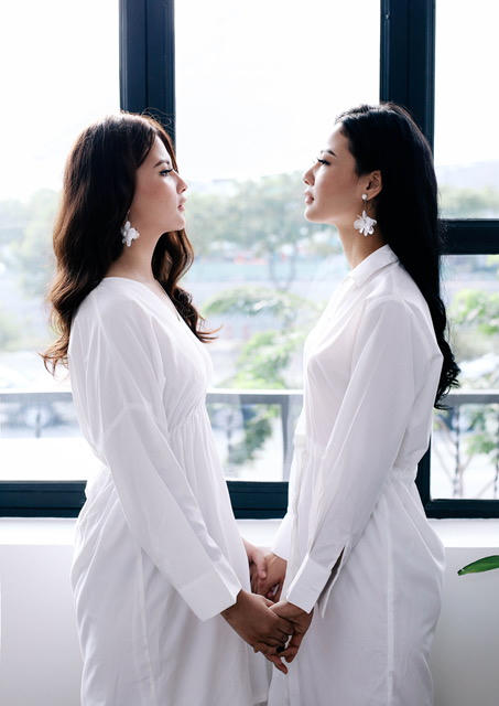 Trần Thị Quỳnh chọn cho hai chị em phong cách thời trang có một chút cá tính, một chút phóng khoáng, lại một chút nữ tính mềm mại, gợi cảm.