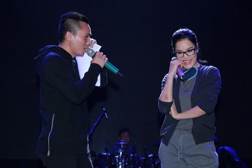 Nữ ca sĩ vẫn rất x&igrave; tin tạo d&aacute;ng cute v&agrave; vui đ&ugrave;a với đ&agrave;n em.