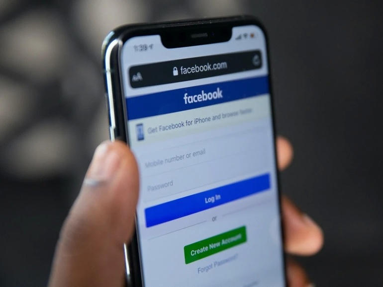 Việc xóa ứng dụng Facebook hoàn toàn không ảnh hưởng đến tài khoản Facebook của người dùng (Ảnh: PhoneArena).