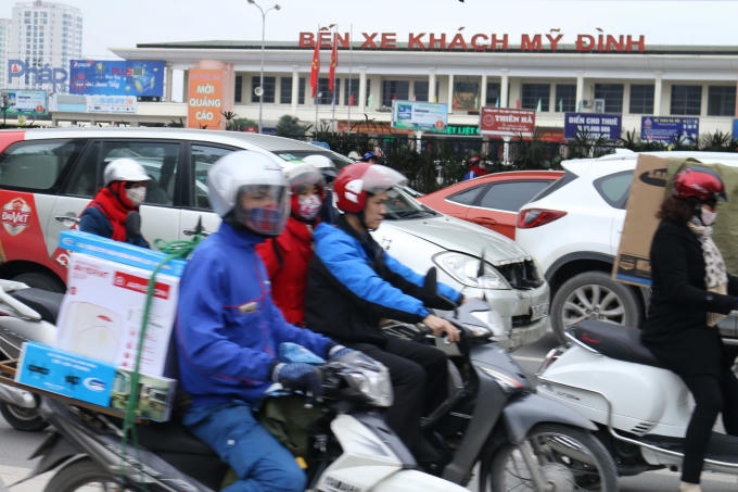 Đường Phạm Hùng đoạn gần bến xe Mỹ Đình.