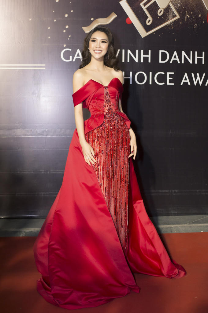 Tường Linh diện đầm chung kết HH Li&ecirc;n lục địa, đọ d&aacute;ng với Ho&agrave;ng Thuỳ