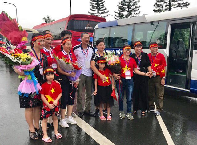 Bố mẹ tiền vệ Quang Hải cùng phụ huynh của các cầu thủ có mặt từ rất sớm, đợi đón con em mình.