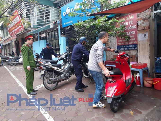 Công an phường Cống Vị nhắc nhở người dân.