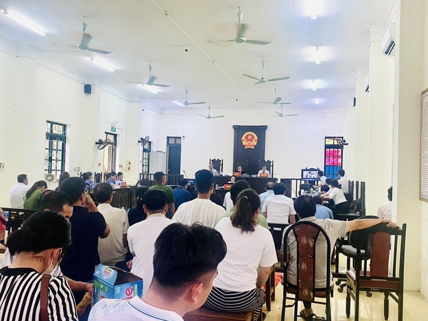 Toàn cảnh phiên toà xét xử.