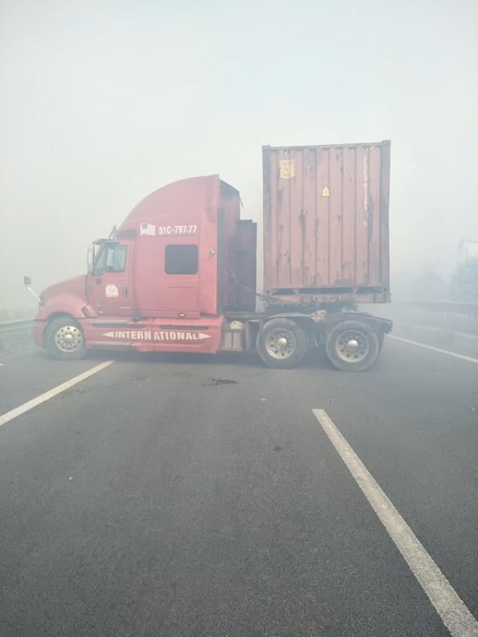 Chiếc xe container chắn ngang đường cao tốc. ảnh:UB Tung.