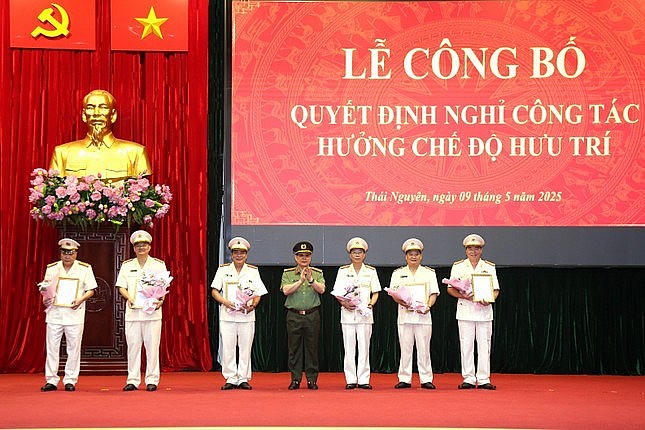 Đại tá Bùi Đức Hải - Ủy viên Ban thường vụ Tỉnh ủy, Bí thư Đảng ủy, Giám đốc Công an tỉnh Thái Nguyên trao Quyết định cho các đồng chí nghỉ chế độ hưu trí.