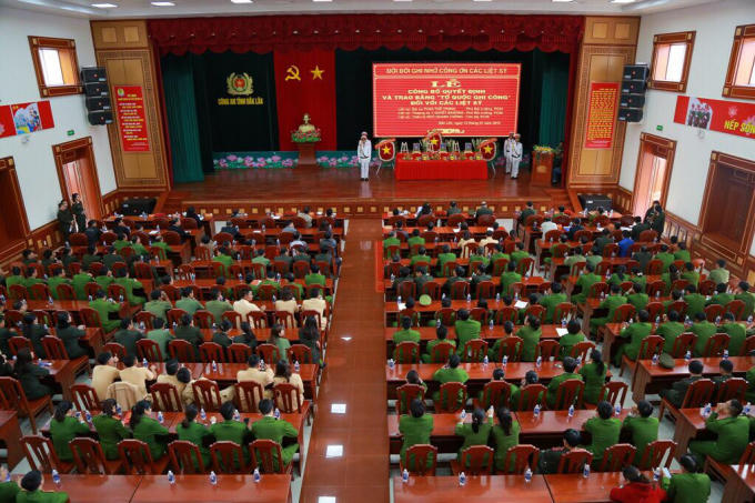 Rất nhiều lãnh đạo Công an tỉnh, đồng đội, đồng chí đã đến để khắc ghi công của 3 liệt sĩ.