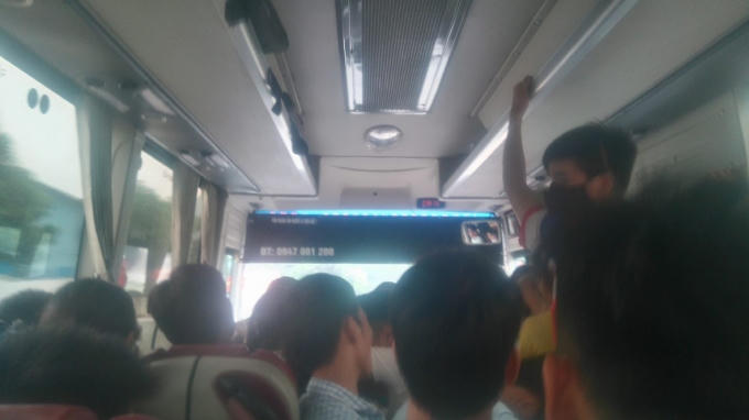 Vụ việc khiến hàng chục hành khách trên xe hoảng loạn.