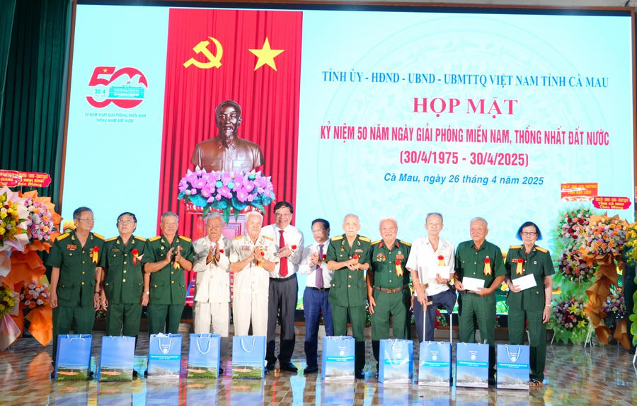 Ông Nguyễn Đức Hiển - Phó Bí thư Thường trực Tỉnh uỷ và ông Phạm Thành Ngại - Chủ tịch UBND tỉnh Cà Mau (bên trái), tặng quà tri ân cho các nhân chứng lịch sử.