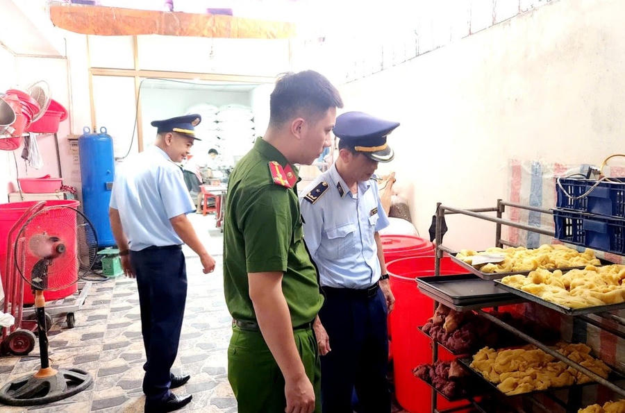 Lực lượng chức năng kiểm tra một cơ sở sản xuất bánh trung thu. (Ảnh: dms.gov.vn)