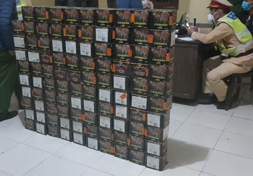 100 hộp pháo hoa nổ với tổng trọng lượng 130kg bị phát hiện, bắt giữ.