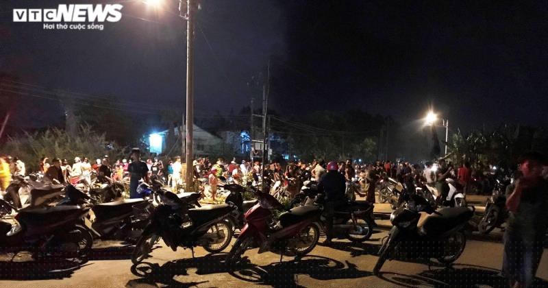 anh: bat chap lenh cach ly xa hoi, hang tram nguoi tu tap xem dam chay hinh 5