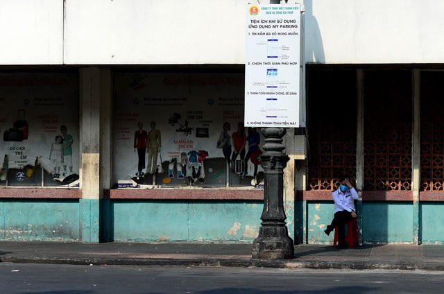 Bên ngoài chợ vắng vẻ, chỉ có các nhân viên bảo vệ luôn túc trực.