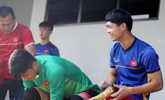 Công Phượng cười vui vẻ trước buổi tập như lời khẳng định anh đã quên đi nỗi buồn đá hỏng 2 quả penalty trận gặp Olympic Pakistan.