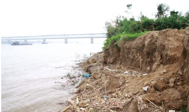 Hà Nội công bố tình huống sạt lở khẩn cấp bờ sông Đuống qua Long Biên.