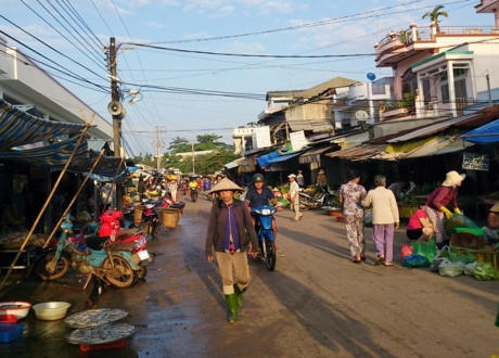 Chợ Dương Đông nổi tiếng là khu chợ hải sản lớn nhất và là nơi mua bán hải sản tấp nập nhất ở Phú Quốc.
