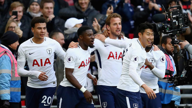 Tottenham luôn “làm ăn có lãi” trên thị trường chuyển nhượng và chi tiêu cân đối. Do đó, họ sở hữu nhiều tiền trong ngân hàng và không lâm vào cảnh nợ nần. Việc chuyển sang thi đấu ở Wembley cũng giúp CLB có nguồn thu lớn.