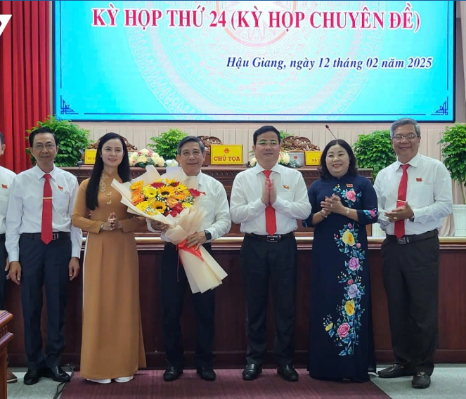 Bí thư Tỉnh ủy Hậu Giang Đồng Văn Thanh (giữa) được bầu giữ chức vụ Chủ tịch HĐND tỉnh Hậu Giang