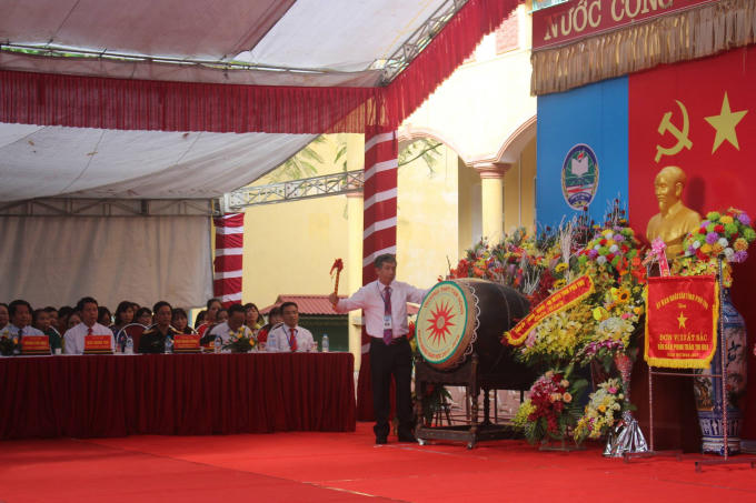 Thầy giáo Dương Văn Bảo - Hiệu trưởng Trường THPT Tam Nông đại diện nhà trường tuyên bố khai giảng năm học 2017 - 2018 bắt đầu.