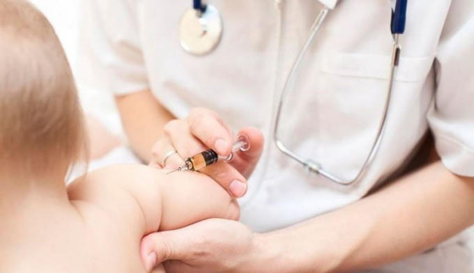 C&aacute;ch xử tr&iacute; khi trẻ bị sốc phản vệ sau ti&ecirc;m vắc xin