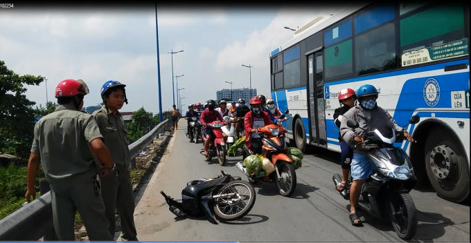 Chiếc xe máy của người phụ nữ tại hiện trường.