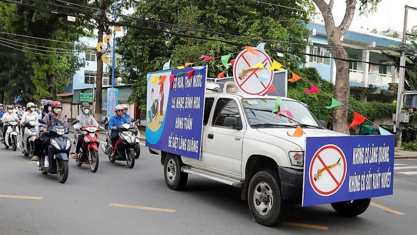 Đoàn xe tuyên truyền về phòng, bệnh SXH trên các tuyến đường. Ảnh: Xuân Uyên