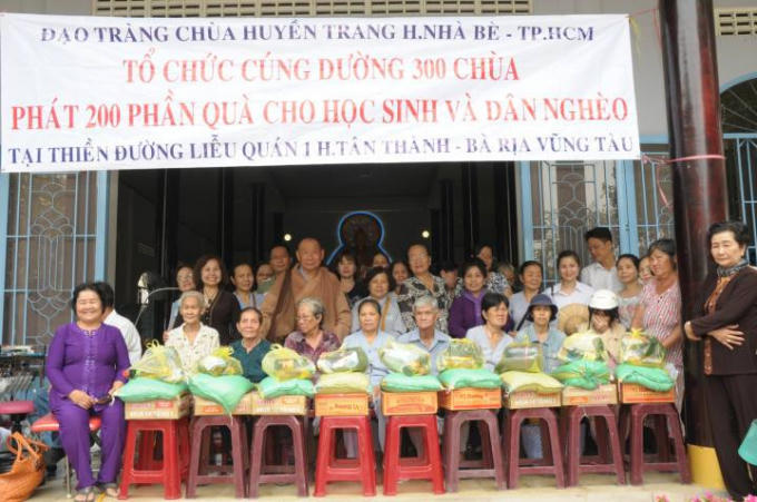 Tặng quà chia sẻ cho người nghèo đầu năm.