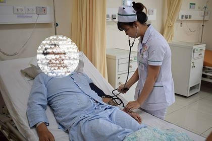 Bệnh nhân được các bác sĩ chăm sóc sau ca phẫu thuật