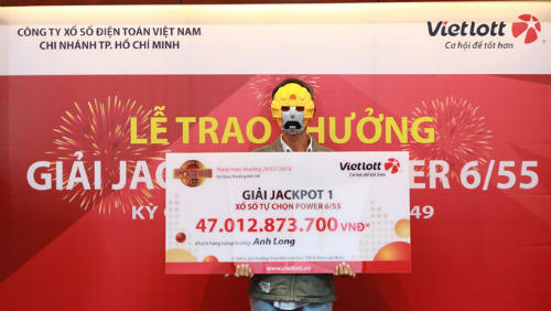 Anh Long nhận giải thưởng.&nbsp;