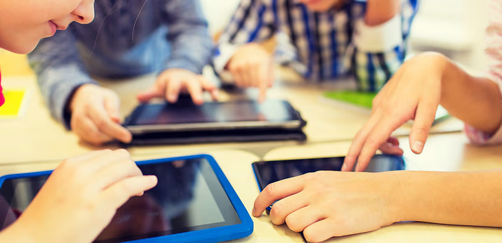 Trong bữa ăn gia đình, trên chuyến xe buýt, hay ngay cả trong những cuộc gặp gỡ bạn bè, tiếng lướt màn hình và tiếng thông báo tin nhắn đôi khi lấn át cả những cuộc trò chuyện trực tiếp. Ảnh internet