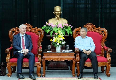 Giám đốc quốc gia ADB (trái) cam kết hỗ trợ Đà Nẵng triển khai các dự án. (Ảnh: danang.gov.vn).