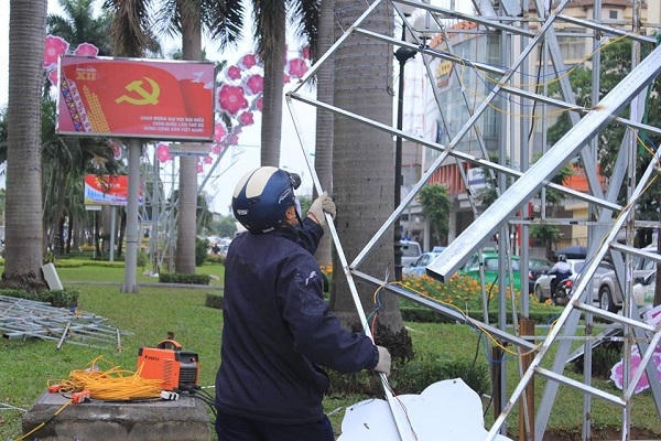 Sau khi nhận được phản hồi, các đơn vị liên quan đã tiến hành công tác điều chỉnh về màu sắc, khoảng cách các cụm trang trí.