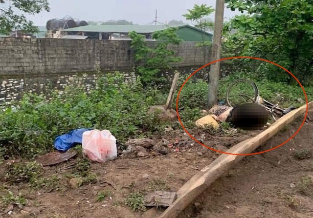 Hiện trường người phụ nữ chết cùng chiếc xe máy đoạn khu vực vào vòng cua cầu Dinh, xã Tam Hợp, huyện Quỳ Hợp, Nghệ An.