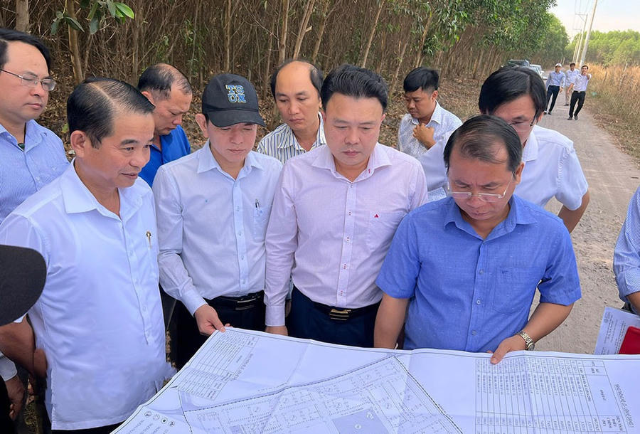 Đoàn khảo sát xem bản đồ quy hoạch khu tái định cư dự án đường cao tốc Biên Hòa – Vũng Tàu.