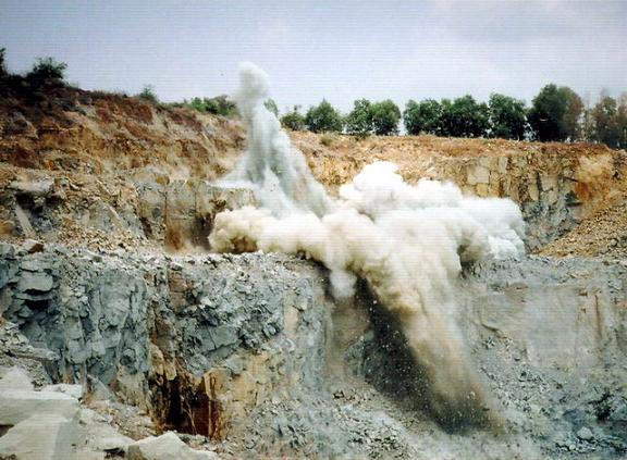 Nổ mìn mỏ đá. (ảnh minh họa).