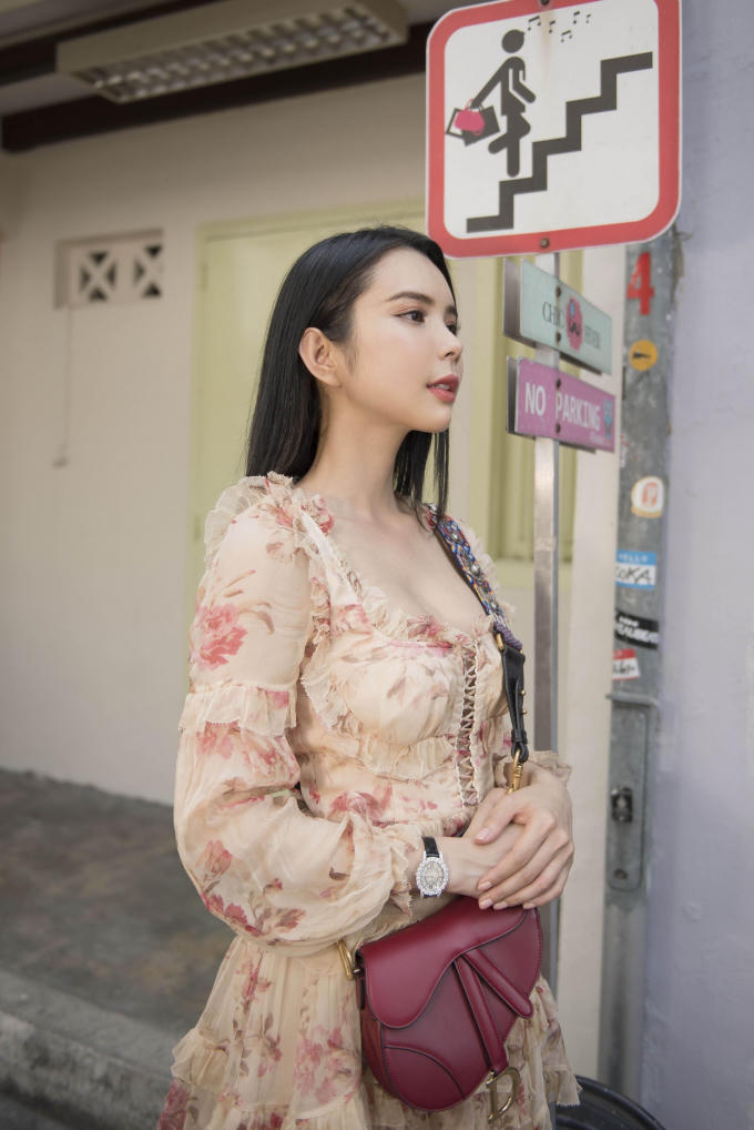 Hoa hậu Huỳnh Vy xinh đẹp với bộ ảnh streetstyle “lạc lối” ở Singapore