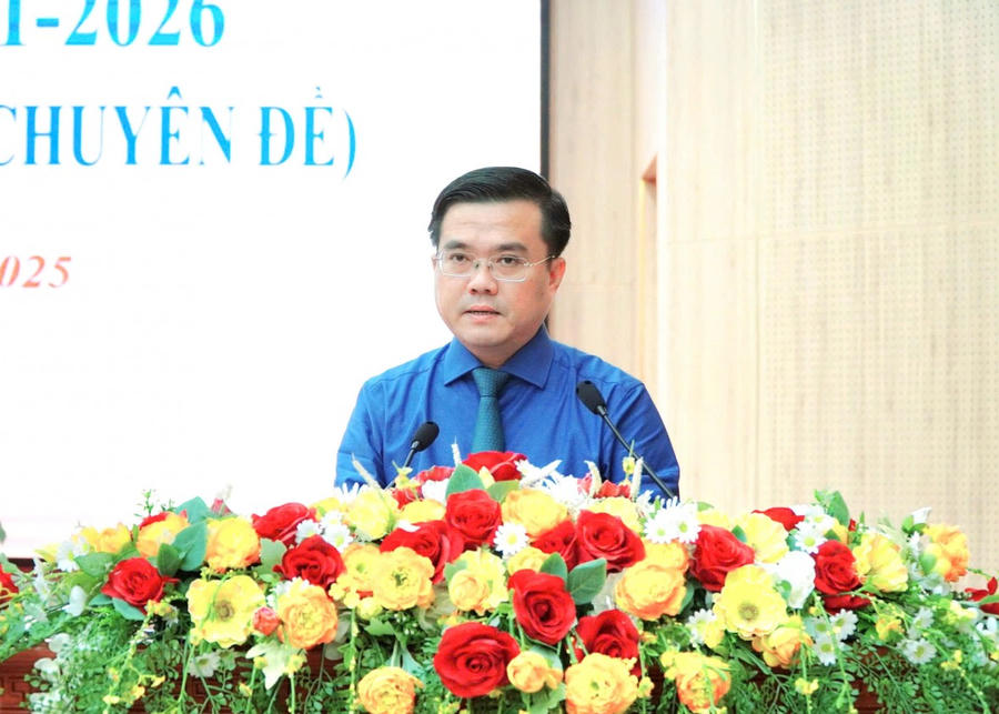 Ông Nguyễn Thống Nhất - Giám đốc Sở Tài chính tỉnh Kiên Giang phát biểu tại kỳ họp