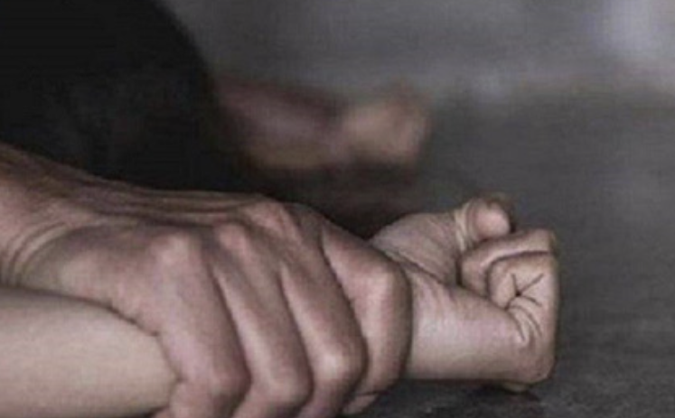 Sau chia tay bị tố và đến nay bị truy tố về hành vi giao cấu với người từ đủ 13 tuổi đến dưới 16 tuổi. Ảnh minh hoạ