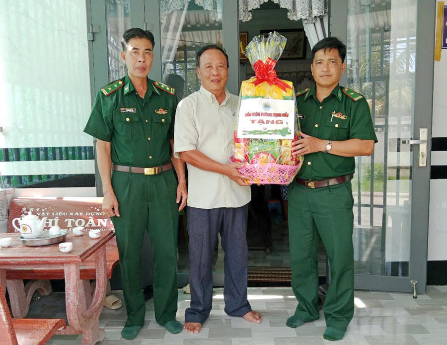 Đồn Biên Phòng Rạch Gốc (BĐBP Cà Mau) thăm hỏi, tặng quà cho gia đình chính sách trên địa bàn.
