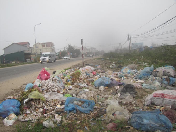 Rác thải và bụi bẩn xâm lấn hành lang an toàn giao thôi, tấn công người đi đường.