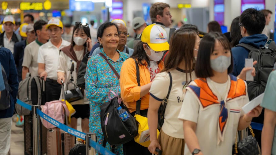 Để không bị chậm, nhỡ chuyến bay, Cảng HKQT Nội Bài lưu ý hành khách cần: Kiểm tra kỹ giấy tờ đi tàu bay. Ảnh: Bộ Xây dựng