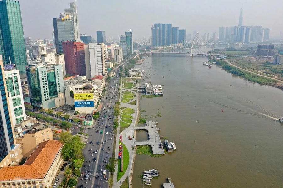 Công viên bến Bạch Đằng bên sông Sài Gòn.