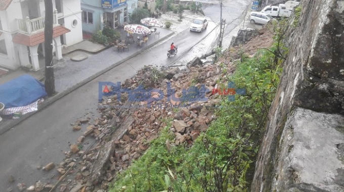 Trao đổi với PV Pháp Luật Plus, ông Nguyễn Quang Hải - Bí Thư Đảng ủy Thị trấn Tam Đảo cho biết: "Sau mưa bão, nhà thờ có hiện tượng lún sụt do nền đất bị nước làm sũng gây nứt. Hiện phía UBND đã có ý kiến với bên nhà thờ nhanh chóng khắc phục hiện tượng trên và khuyến cáo người dân cũng như khách du lịch hạn chế đi lại trên khu vực nhà thờ để tránh nguy hiểm đáng tiếc".