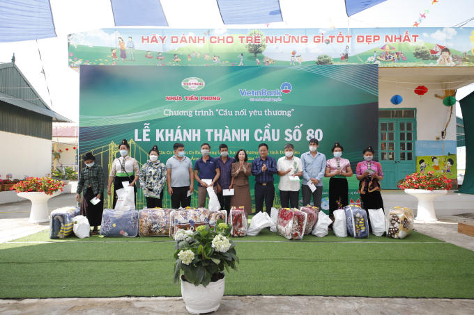 Nhựa Tiền Phong trao tặng 40 suất quà cho các gia đình khó khăn của xã Ẳng Cang.