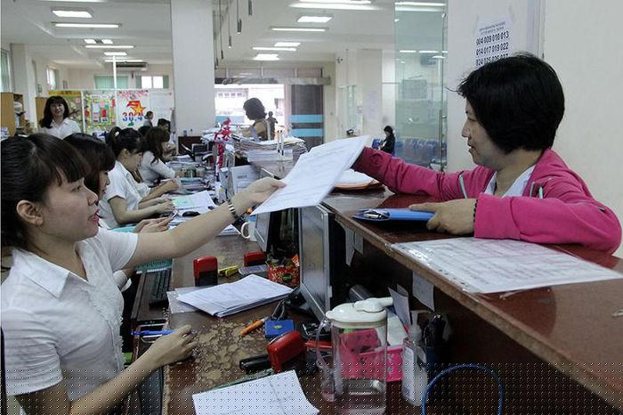 Từ ngày 1-9, nhiều quy định mới có lợi cho người lao động tham gia bảo hiểm xã hội bắt buộc sẽ có hiệu lực. (Ảnh chụp trước thời điểm dịch COVID-19) Ảnh minh họa: HOÀNG GIANG