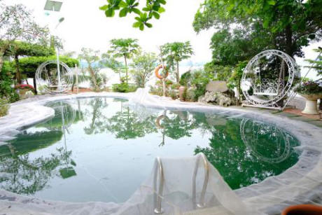 Hồ bơi trong một resort trên đảo Nêm
