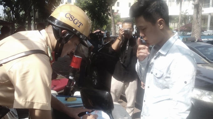 Bị bắt và lập biên bản xử lý, những người tham gia thông có biết về nghị định 46, nhưng chưa được rõ cho lắm. Nhiều trường hợp khác thi cho biết, đã biết về nghị định này nhưng vì công việc, nên vội, hay nhà gần nên chủ quan không đội mũ bảo hiểm.