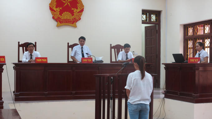 Bị cáo Lê Thị Trang trước vành móng ngựa.
