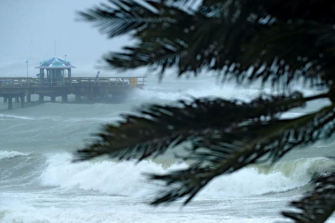 Sau khi ập vào đảo Florida Keys, bão Irma đã làm ít nhất 3 người thiệt mạng. Trong số người chết có một nữ cảnh sát của hạt Hardee đang lái xe về nhà sau ca trực đêm thì bị va chạm với một xe khác.Ảnh: AFP.