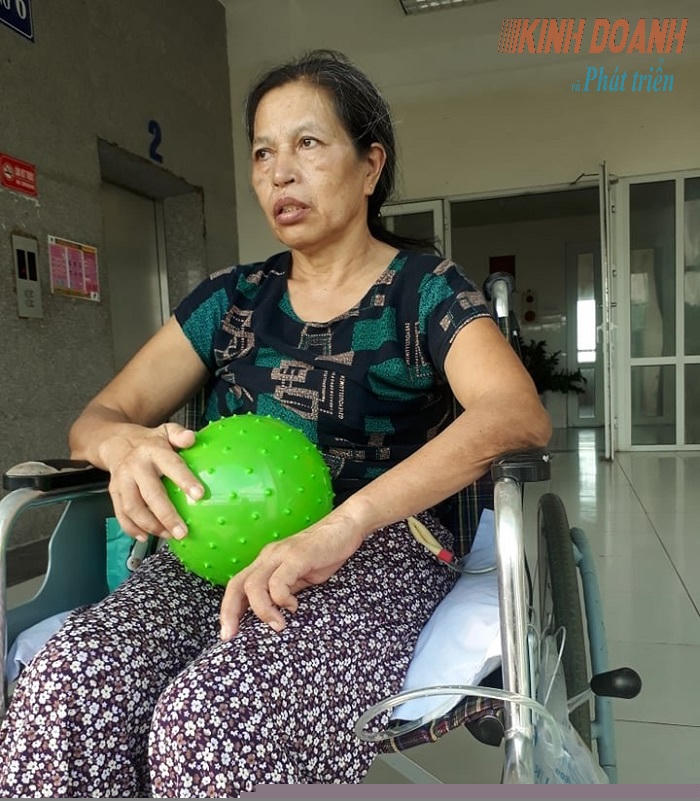 Người mẹ giờ đây sống đời sống thực vật, mọi sinh hoạt đều phụ thuộc vào cậu con trai.